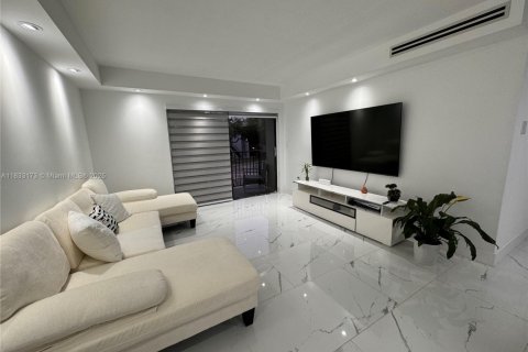 Condominio en venta en Hialeah, Florida, 2 dormitorios, 78.78 m2 № 1813859 - foto 3