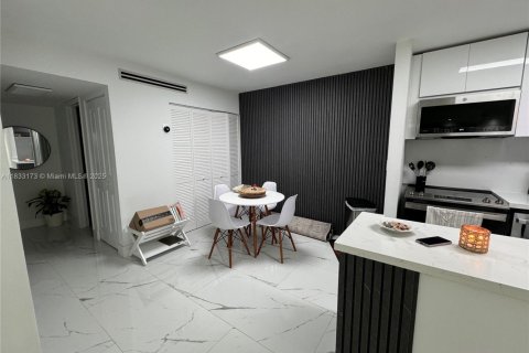 Condominio en venta en Hialeah, Florida, 2 dormitorios, 78.78 m2 № 1813859 - foto 17