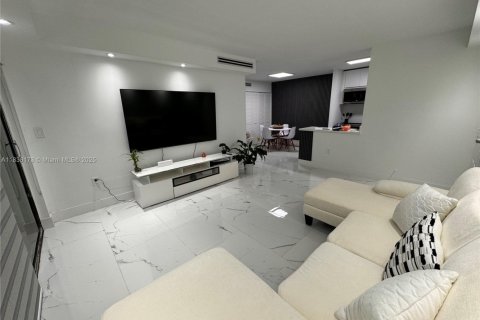 Condominio en venta en Hialeah, Florida, 2 dormitorios, 78.78 m2 № 1813859 - foto 1