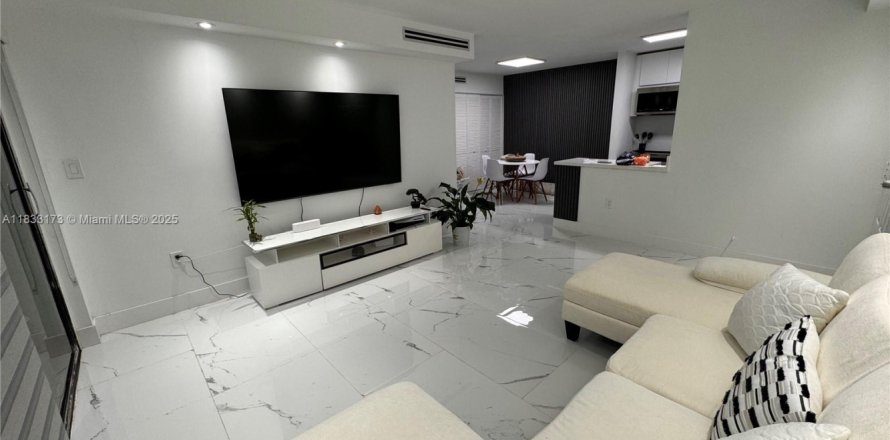Condominio en Hialeah, Florida, 2 dormitorios  № 1813859