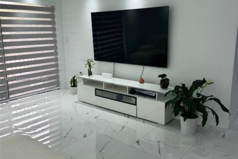 Condominio en venta en Hialeah, Florida, 2 dormitorios, 78.78 m2 № 1813859 - foto 6