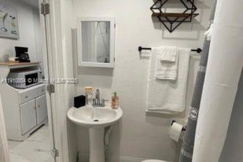 Immobilier commercial à louer à Hollywood, Floride: 114.46 m2 № 1966027 - photo 11