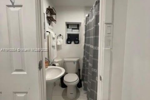 Immobilier commercial à louer à Hollywood, Floride: 114.46 m2 № 1966027 - photo 13