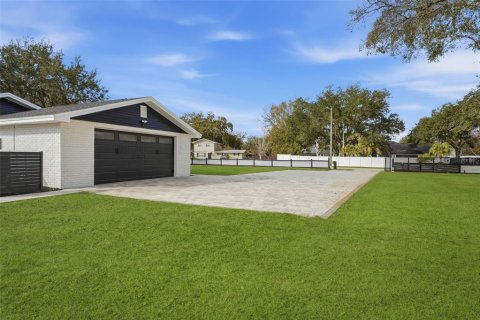 House in Lutz, Florida 4 bedrooms, 223.15 sq.m. № 2299379 - photo 6