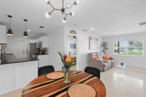 Casa en venta en Saint Petersburg, Florida, 4 dormitorios, 122.45 m2 № 1877325 - foto 3