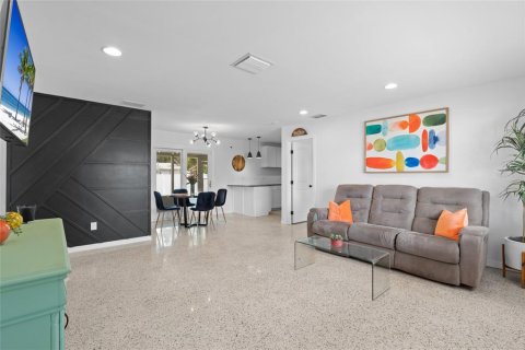 Casa en venta en Saint Petersburg, Florida, 4 dormitorios, 122.45 m2 № 1877325 - foto 2