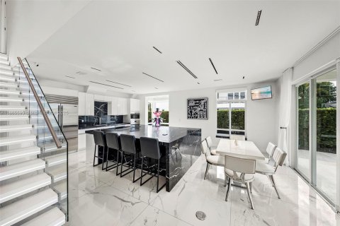 Villa ou maison à vendre à North Miami Beach, Floride: 5 chambres, 410.26 m2 № 1979210 - photo 19