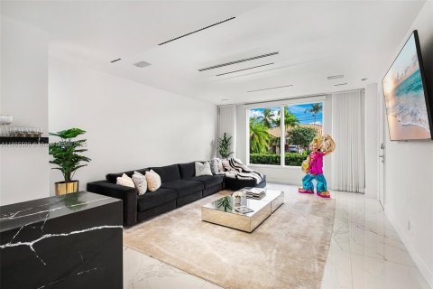 Villa ou maison à vendre à North Miami Beach, Floride: 5 chambres, 410.26 m2 № 1979210 - photo 23