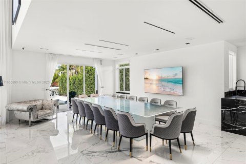 Villa ou maison à vendre à North Miami Beach, Floride: 5 chambres, 410.26 m2 № 1979210 - photo 16