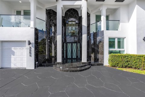 Villa ou maison à vendre à North Miami Beach, Floride: 5 chambres, 410.26 m2 № 1979210 - photo 5