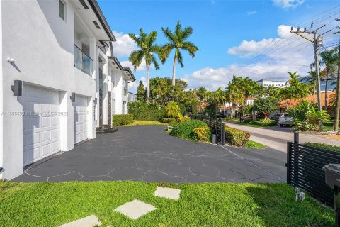 Villa ou maison à vendre à North Miami Beach, Floride: 5 chambres, 410.26 m2 № 1979210 - photo 4
