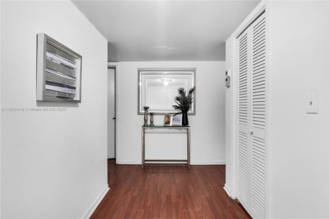 Condo in Miami, Florida, 2 bedrooms  № 1790351 - photo 3