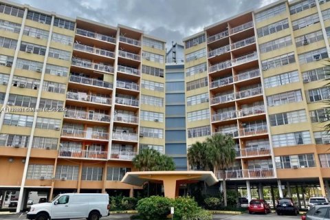 Condo in North Miami Beach, Florida, 1 bedroom  № 1770389 - photo 4