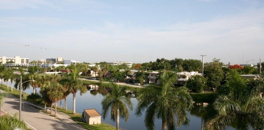 Condo in North Miami Beach, Florida, 1 bedroom  № 1770389