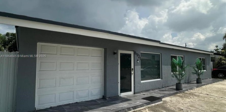 Villa ou maison à Hollywood, Floride 3 chambres, 102.19 m2 № 1893186