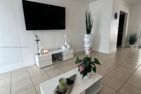 Villa ou maison à vendre à Hollywood, Floride: 3 chambres, 102.19 m2 № 1893186 - photo 6