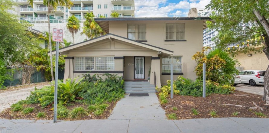 Commercial property in Miami, Florida № 1839598
