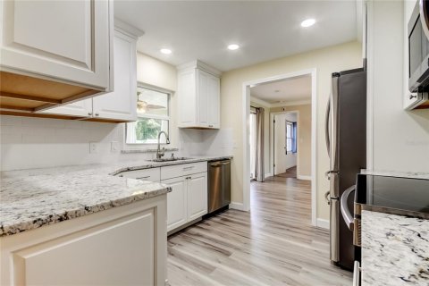 House in Clearwater, Florida 4 bedrooms, 163.79 sq.m. № 1853707 - photo 3