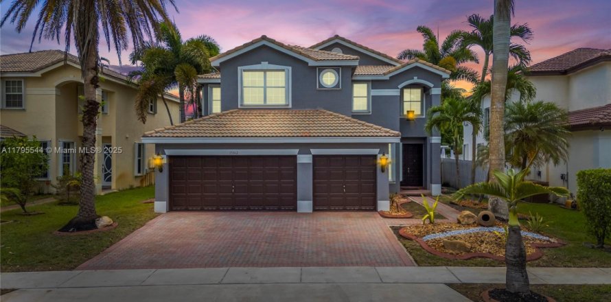 House in Miramar, Florida 6 bedrooms, 320.14 sq.m. № 1756379
