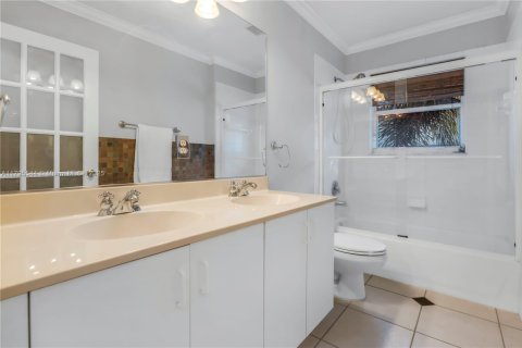House in Miramar, Florida 6 bedrooms, 320.14 sq.m. № 1756379 - photo 30