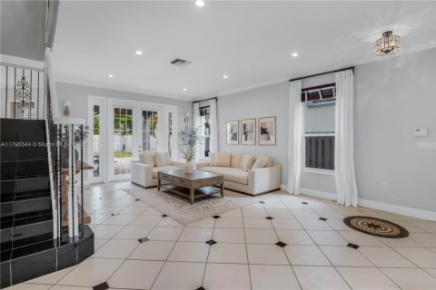 House in Miramar, Florida 6 bedrooms, 320.14 sq.m. № 1756379 - photo 12