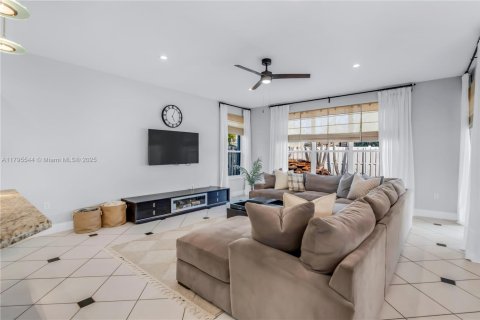 House in Miramar, Florida 6 bedrooms, 320.14 sq.m. № 1756379 - photo 17