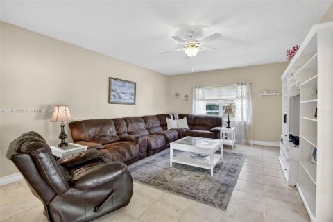 Купить виллу или дом в Пемброк-Пайнс, Флорида 4 спальни, 327.02м2, № 1969572 - фото 20