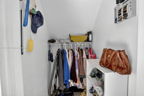 Купить виллу или дом в Пемброк-Пайнс, Флорида 4 спальни, 327.02м2, № 1969572 - фото 25