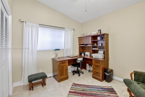 Купить виллу или дом в Пемброк-Пайнс, Флорида 4 спальни, 327.02м2, № 1969572 - фото 30