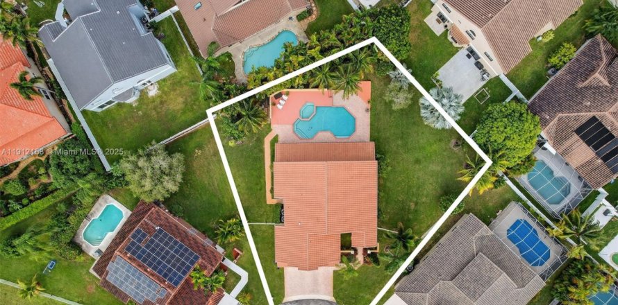 Дом в Пемброк-Пайнс, Флорида 4 спальни, 327.02м2 № 1969572