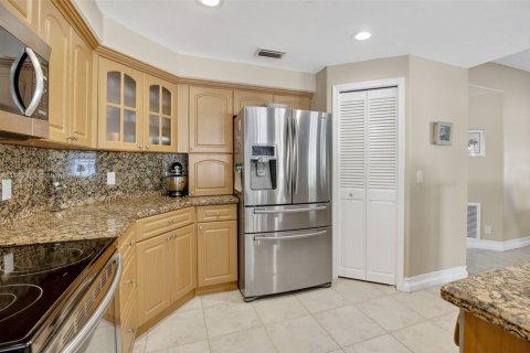 Купить виллу или дом в Пемброк-Пайнс, Флорида 4 спальни, 327.02м2, № 1969572 - фото 16