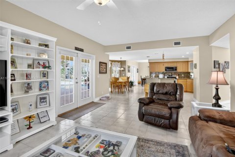 Купить виллу или дом в Пемброк-Пайнс, Флорида 4 спальни, 327.02м2, № 1969572 - фото 21