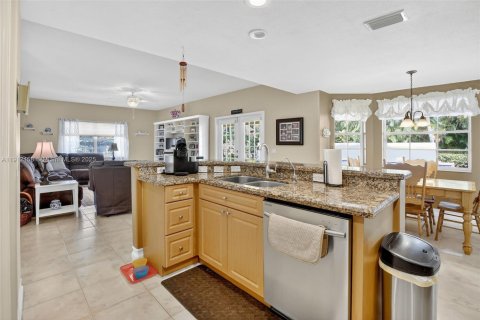 Купить виллу или дом в Пемброк-Пайнс, Флорида 4 спальни, 327.02м2, № 1969572 - фото 17