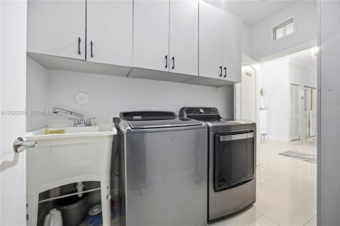 Villa ou maison à vendre à Wilton Manors, Floride: 3 chambres, 218.04 m2 № 2247772 - photo 25
