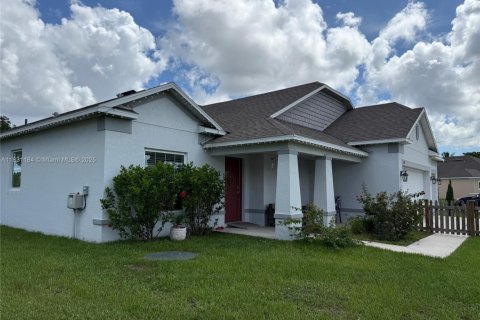 House in Port St. Lucie, Florida 4 bedrooms, 226.5 sq.m. № 1809481 - photo 1