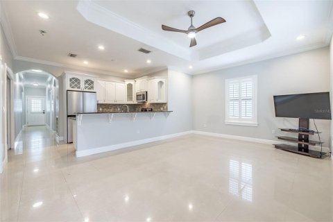 House in Tampa, Florida 4 bedrooms, 172.05 sq.m. № 1836968 - photo 2