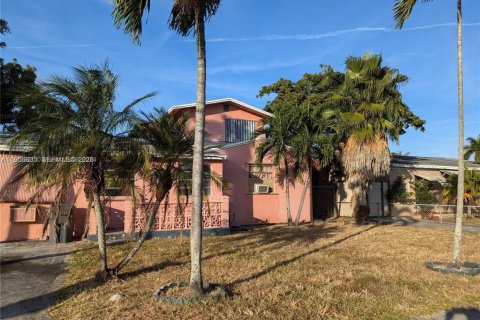 Villa ou maison à vendre à Hollywood, Floride: 6 chambres, 295.15 m2 № 2153490 - photo 1