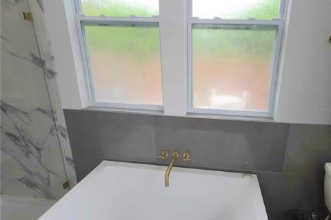 House in Tampa, Florida 4 bedrooms, 199.18 sq.m. № 1844985 - photo 21