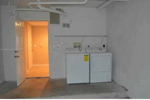 Condo in West Palm Beach, Florida, 3 bedrooms  № 1929855 - photo 12