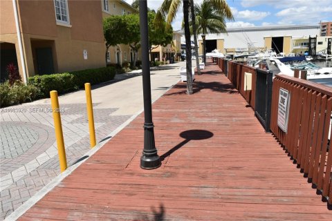 Снять в аренду таунхаус в Авентура, Флорида 2 спальни, 117.99м2, № 1992384 - фото 19