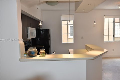 Снять в аренду таунхаус в Авентура, Флорида 2 спальни, 117.99м2, № 1992384 - фото 10