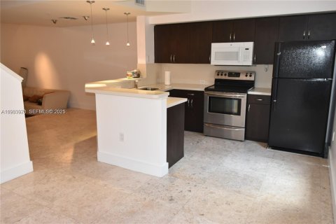 Снять в аренду таунхаус в Авентура, Флорида 2 спальни, 117.99м2, № 1992384 - фото 12