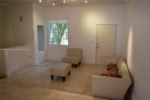 Снять в аренду таунхаус в Авентура, Флорида 2 спальни, 117.99м2, № 1992384 - фото 7