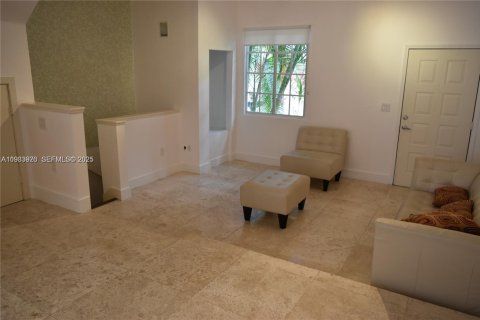 Снять в аренду таунхаус в Авентура, Флорида 2 спальни, 117.99м2, № 1992384 - фото 8