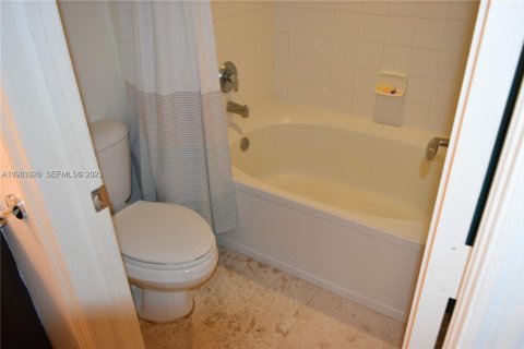 Снять в аренду таунхаус в Авентура, Флорида 2 спальни, 117.99м2, № 1992384 - фото 17