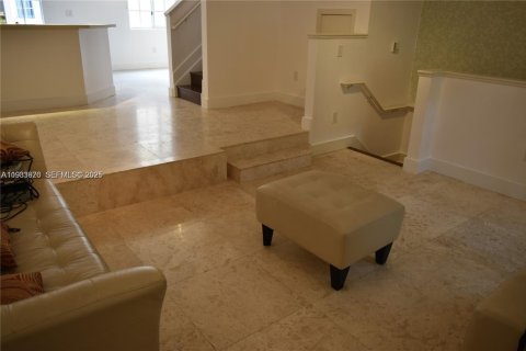 Снять в аренду таунхаус в Авентура, Флорида 2 спальни, 117.99м2, № 1992384 - фото 6
