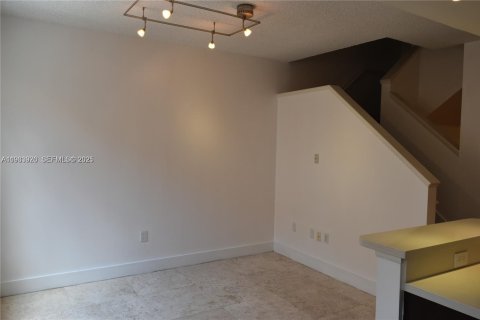 Снять в аренду таунхаус в Авентура, Флорида 2 спальни, 117.99м2, № 1992384 - фото 13