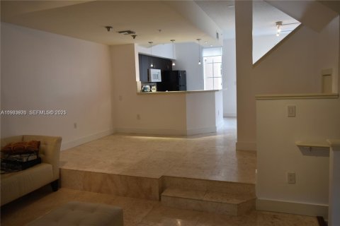 Снять в аренду таунхаус в Авентура, Флорида 2 спальни, 117.99м2, № 1992384 - фото 5