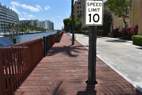 Touwnhouse à louer à Aventura, Floride: 2 chambres, 117.99 m2 № 1992384 - photo 25