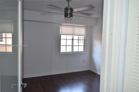 Снять в аренду таунхаус в Авентура, Флорида 2 спальни, 117.99м2, № 1992384 - фото 15